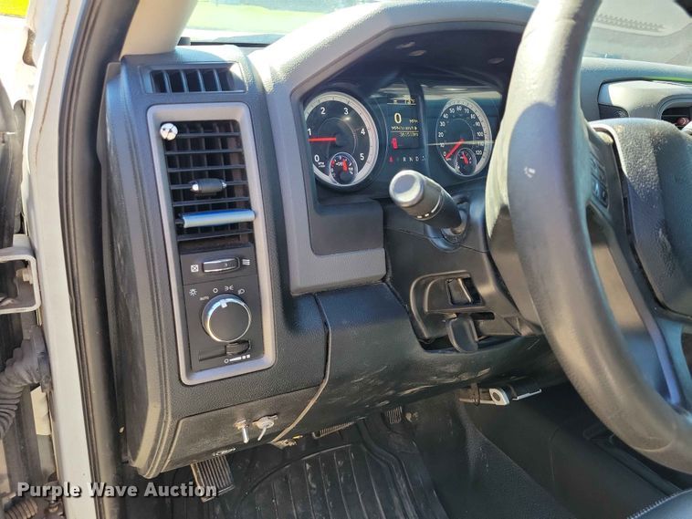 image for item DZ7275 2014 Dodge 3500 Crew Cab flatbed pickup truck