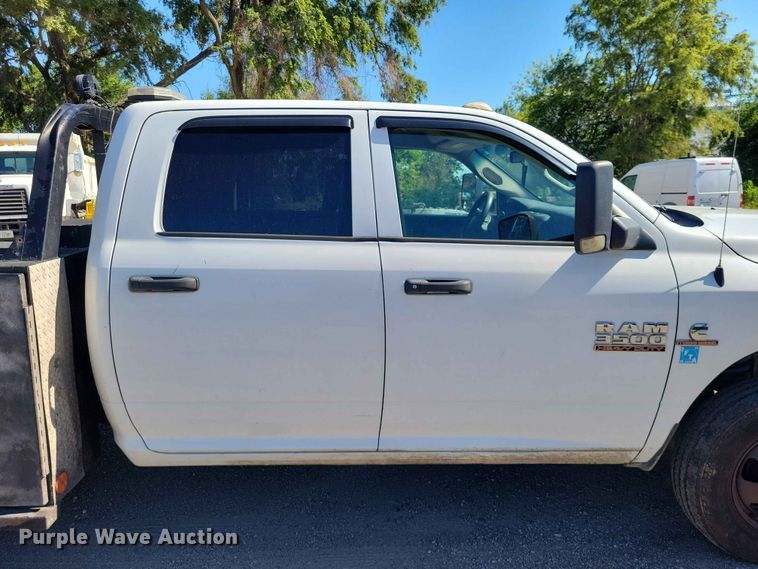 image for item DZ7275 2014 Dodge 3500 Crew Cab flatbed pickup truck