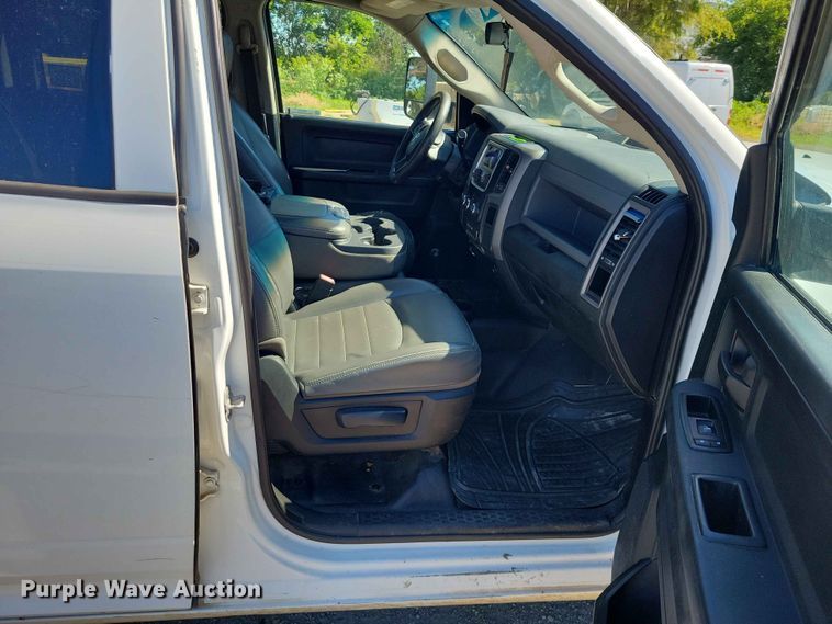 image for item DZ7275 2014 Dodge 3500 Crew Cab flatbed pickup truck
