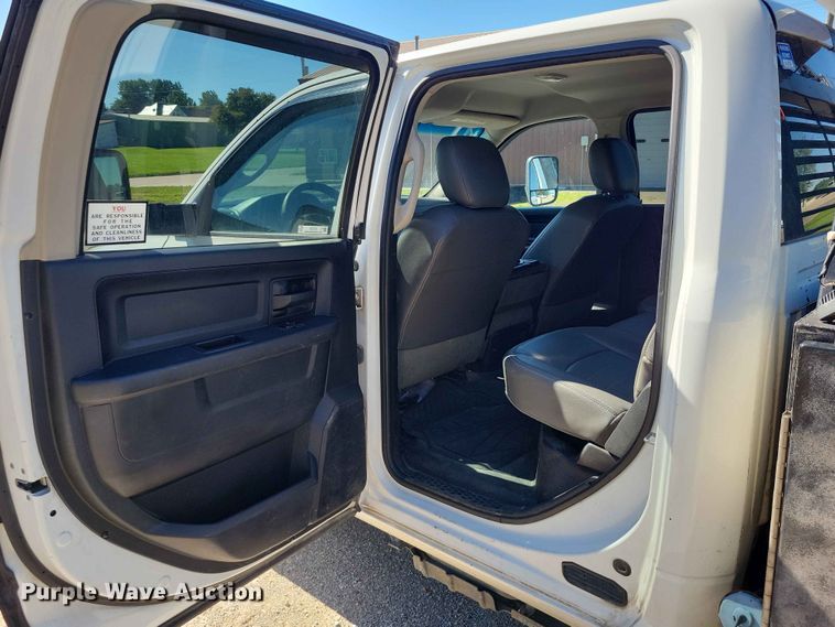 image for item DZ7275 2014 Dodge 3500 Crew Cab flatbed pickup truck