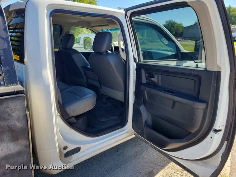 image for item DZ7275 2014 Dodge 3500 Crew Cab flatbed pickup truck