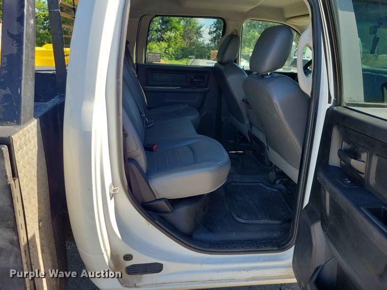 image for item DZ7275 2014 Dodge 3500 Crew Cab flatbed pickup truck