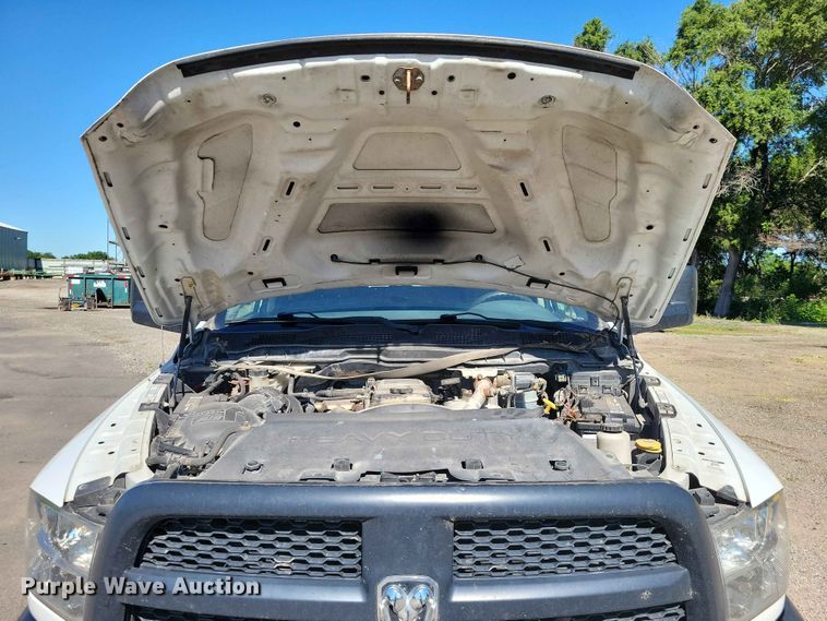 image for item DZ7275 2014 Dodge 3500 Crew Cab flatbed pickup truck
