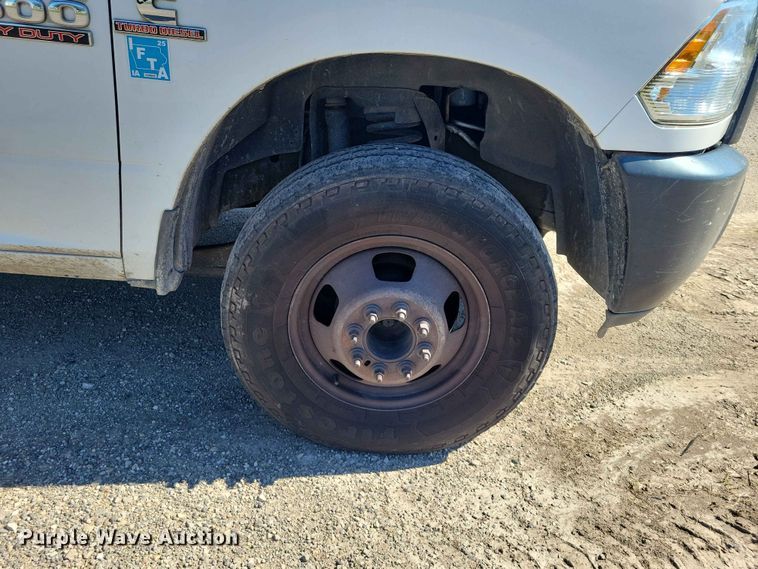 image for item DZ7275 2014 Dodge 3500 Crew Cab flatbed pickup truck