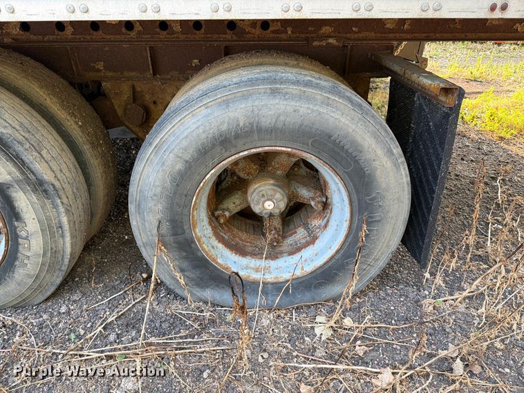 image for item EA0403 1990 Fruehauf FB9-F2-48W dry van trailer