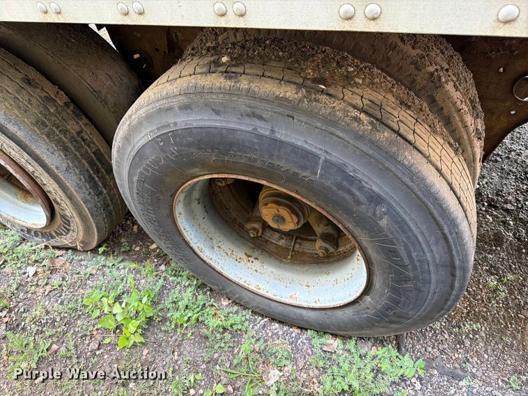 image for item EA0403 1990 Fruehauf FB9-F2-48W dry van trailer