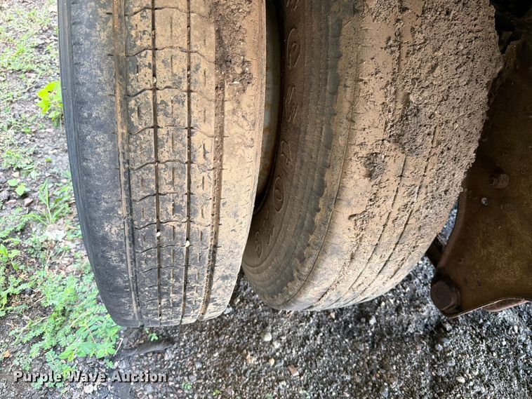 image for item EA0403 1990 Fruehauf FB9-F2-48W dry van trailer