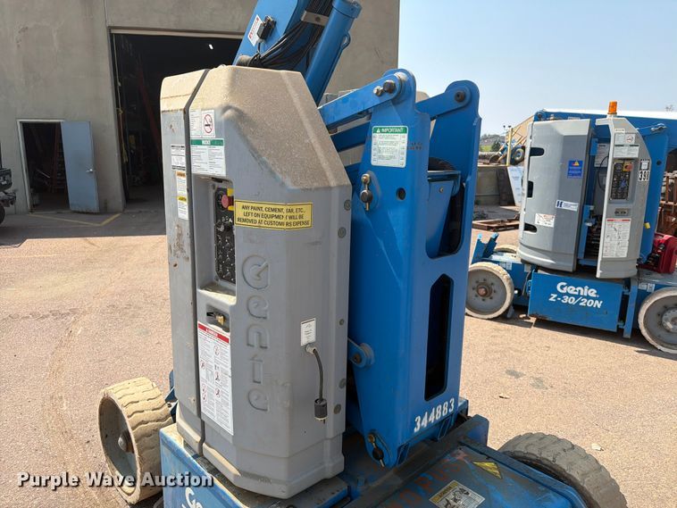 image for item EA0409 2001 Genie Z-30N boom lift