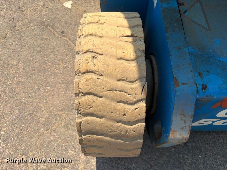 image for item EA0409 2001 Genie Z-30N boom lift
