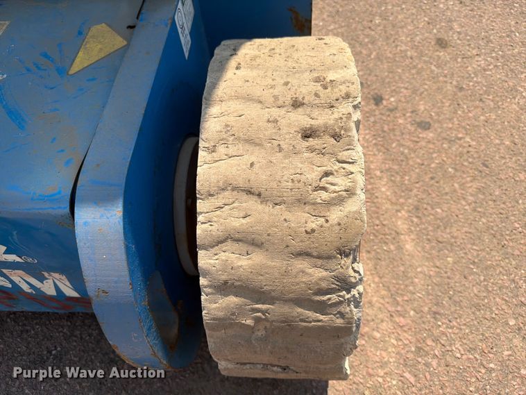 image for item EA0410 2004 Genie Z-30/20N boom lift