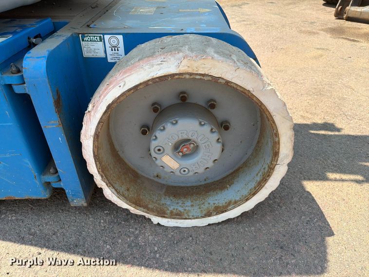 image for item EA0410 2004 Genie Z-30/20N boom lift