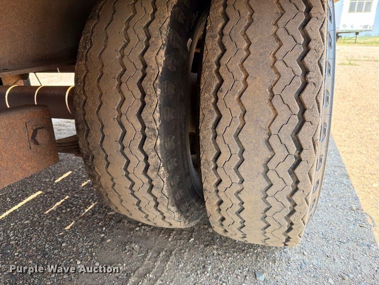 image for item EA0417 1994 Butler B-2424-FD equipment trailer
