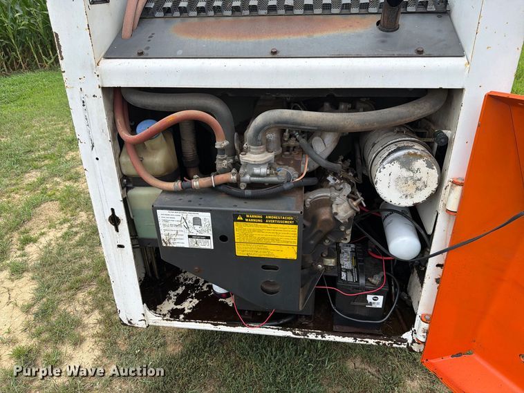 image for item EA0427 1989 Bobcat 843 skid steer loader