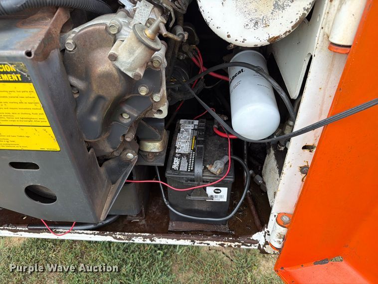 image for item EA0427 1989 Bobcat 843 skid steer loader
