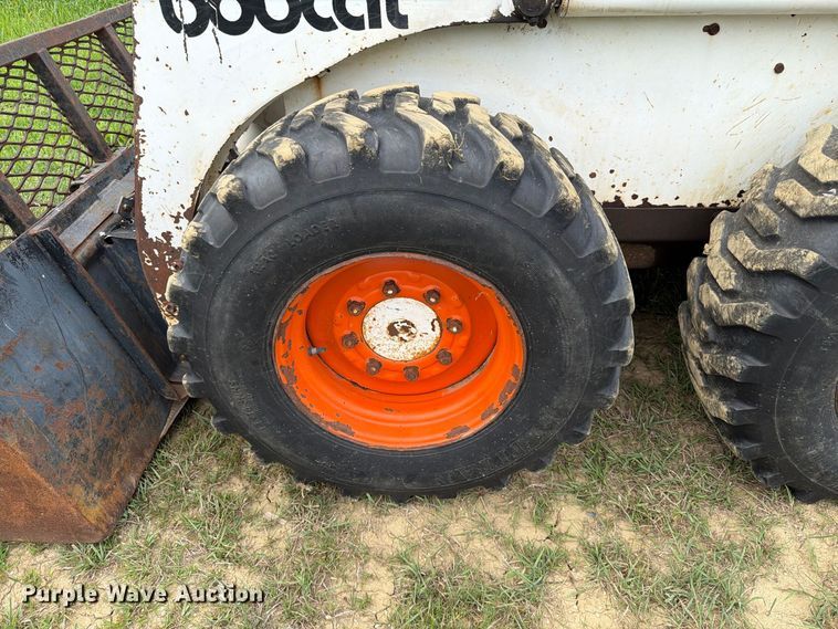 image for item EA0427 1989 Bobcat 843 skid steer loader