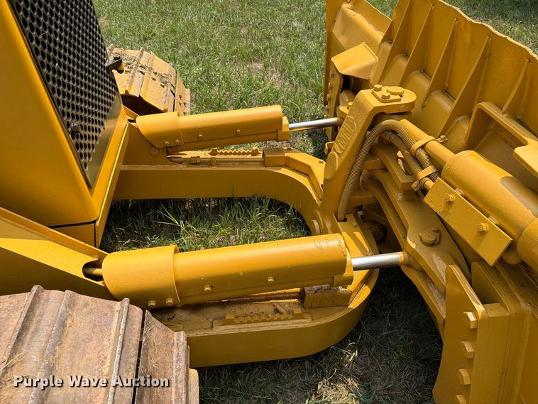 image for item EA0432 1991 Caterpillar D4H dozer
