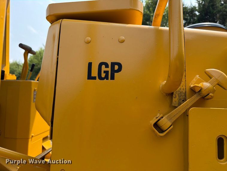 image for item EA0432 1991 Caterpillar D4H dozer
