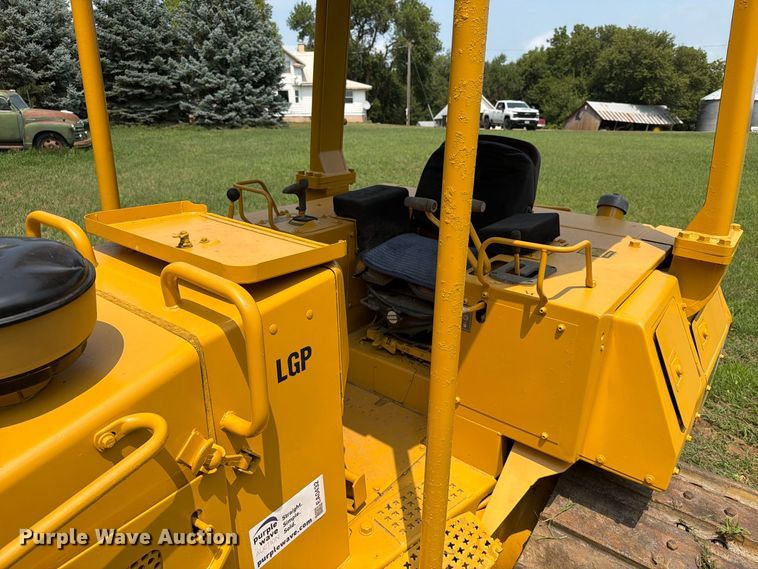 image for item EA0432 1991 Caterpillar D4H dozer