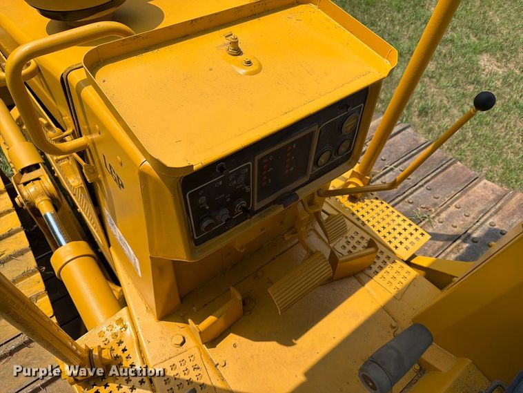 image for item EA0432 1991 Caterpillar D4H dozer