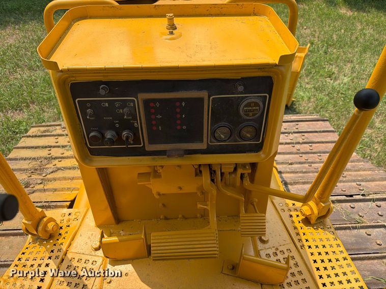 image for item EA0432 1991 Caterpillar D4H dozer