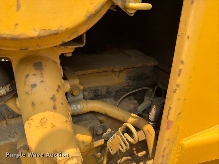 image for item EA0432 1991 Caterpillar D4H dozer