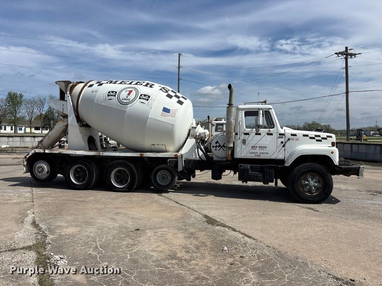 image for item EA4772 1985 International F2574 ready mix truck