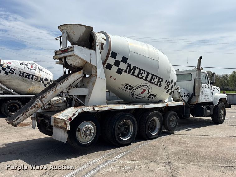 image for item EA4772 1985 International F2574 ready mix truck