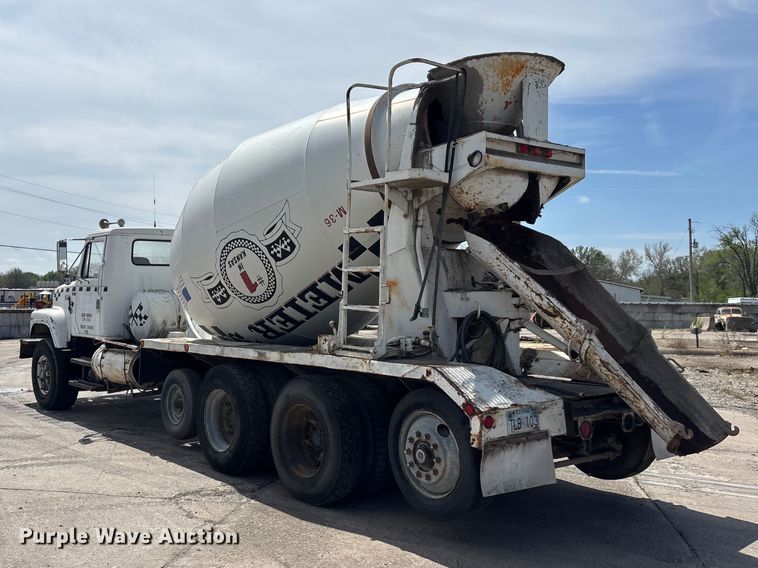 image for item EA4772 1985 International F2574 ready mix truck