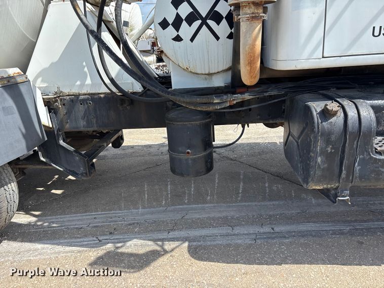 image for item EA4772 1985 International F2574 ready mix truck