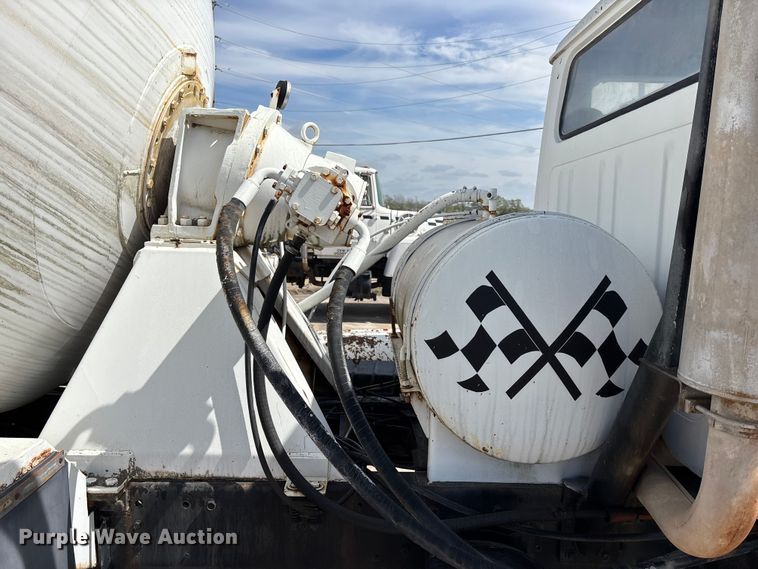 image for item EA4772 1985 International F2574 ready mix truck