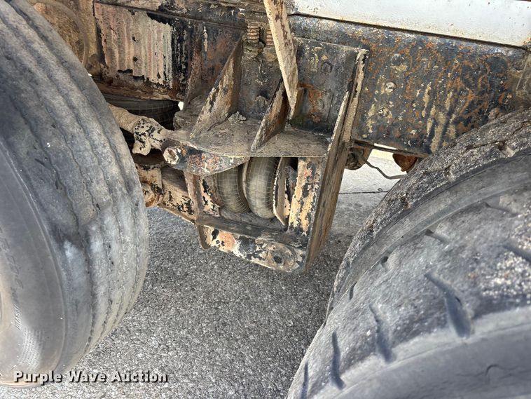 image for item EA4772 1985 International F2574 ready mix truck