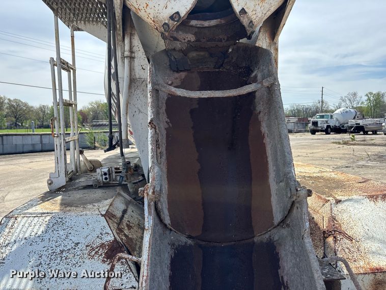 image for item EA4772 1985 International F2574 ready mix truck