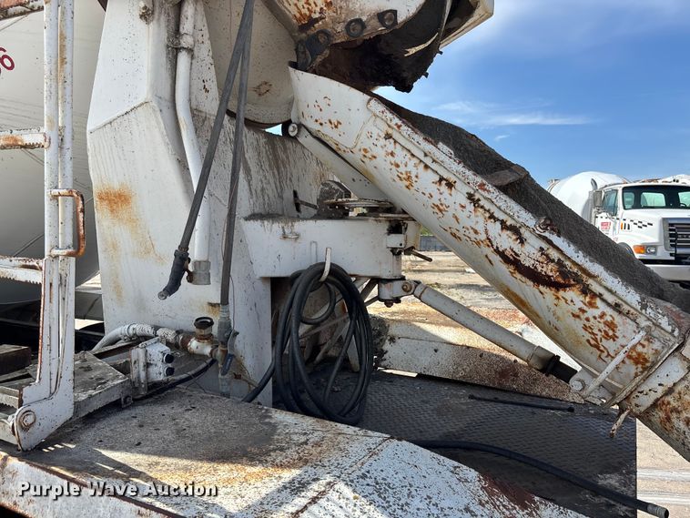 image for item EA4772 1985 International F2574 ready mix truck
