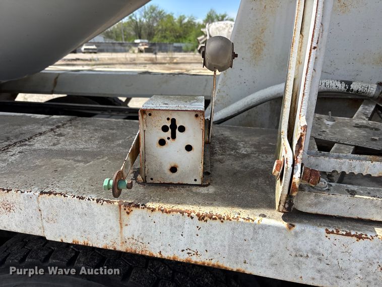 image for item EA4772 1985 International F2574 ready mix truck