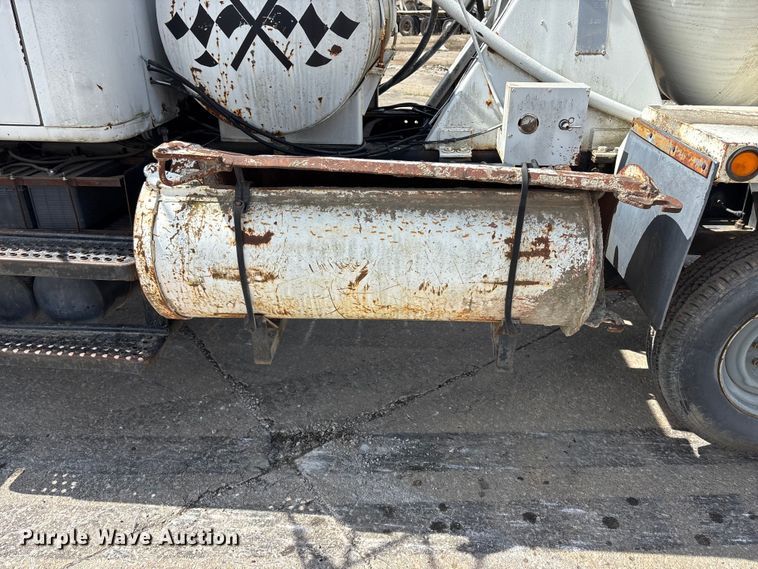image for item EA4772 1985 International F2574 ready mix truck