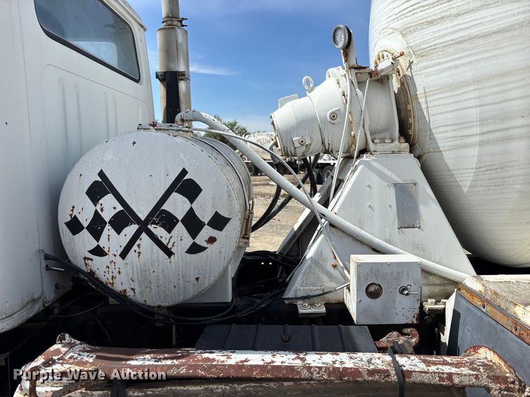 image for item EA4772 1985 International F2574 ready mix truck