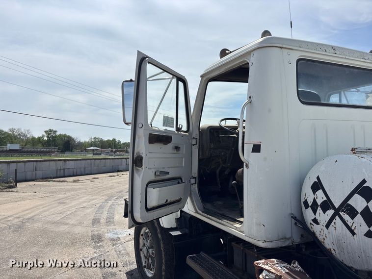image for item EA4772 1985 International F2574 ready mix truck
