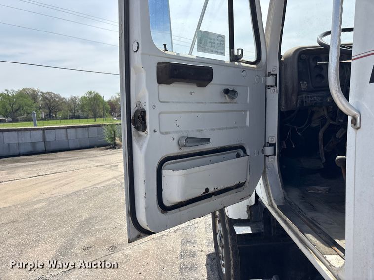 image for item EA4772 1985 International F2574 ready mix truck