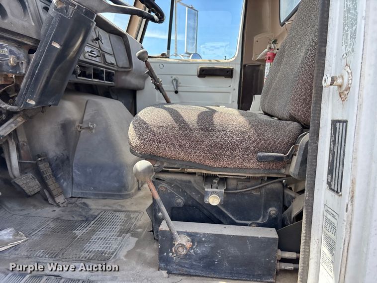 image for item EA4772 1985 International F2574 ready mix truck