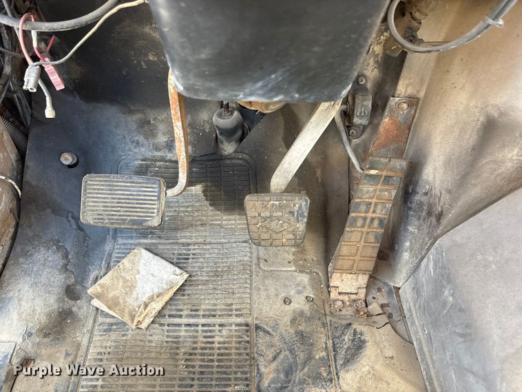 image for item EA4772 1985 International F2574 ready mix truck