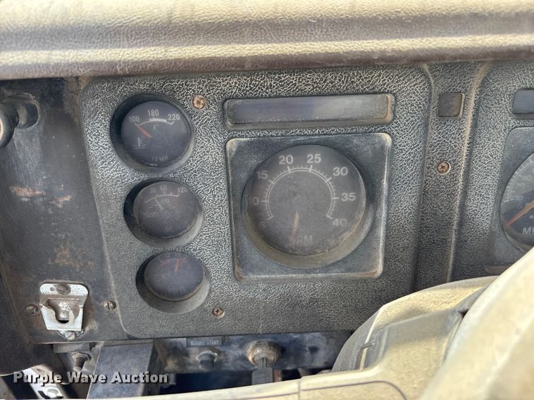 image for item EA4772 1985 International F2574 ready mix truck