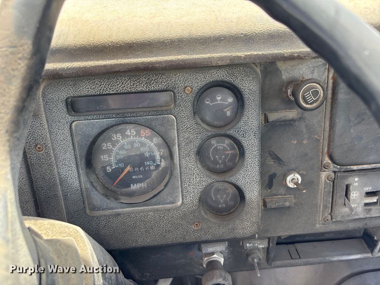 image for item EA4772 1985 International F2574 ready mix truck