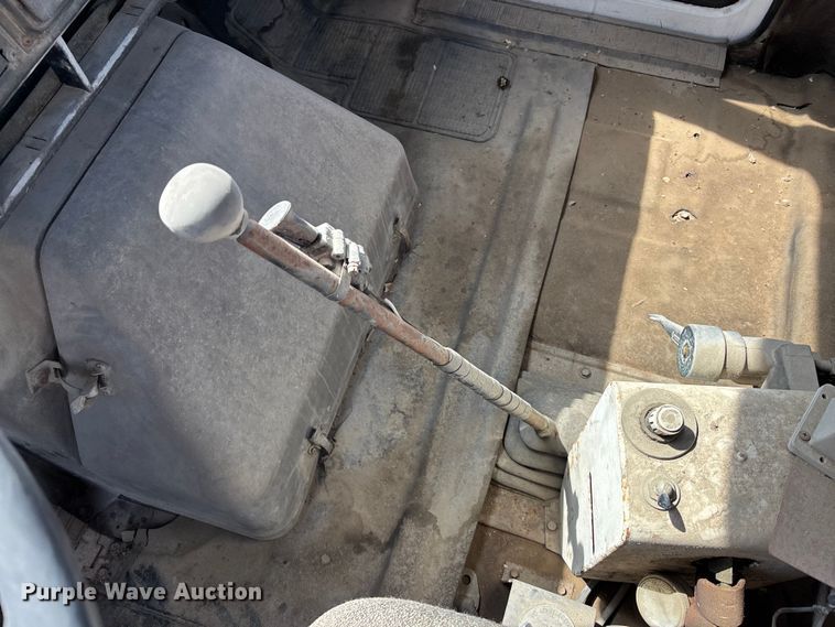 image for item EA4772 1985 International F2574 ready mix truck