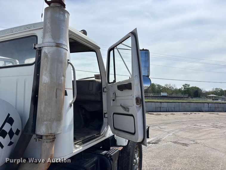 image for item EA4772 1985 International F2574 ready mix truck
