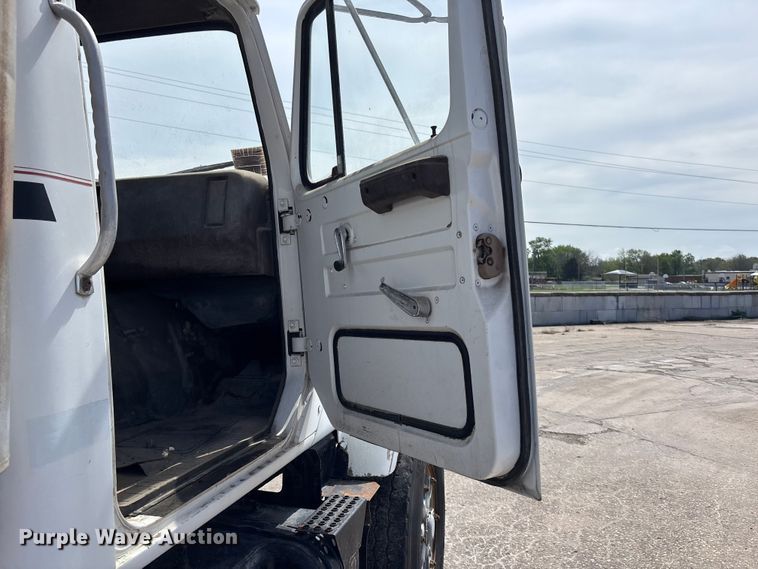 image for item EA4772 1985 International F2574 ready mix truck