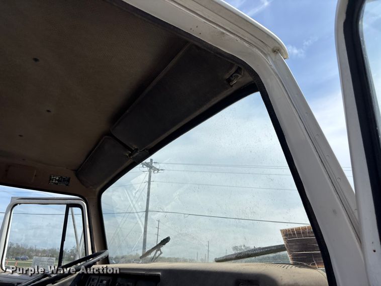 image for item EA4772 1985 International F2574 ready mix truck