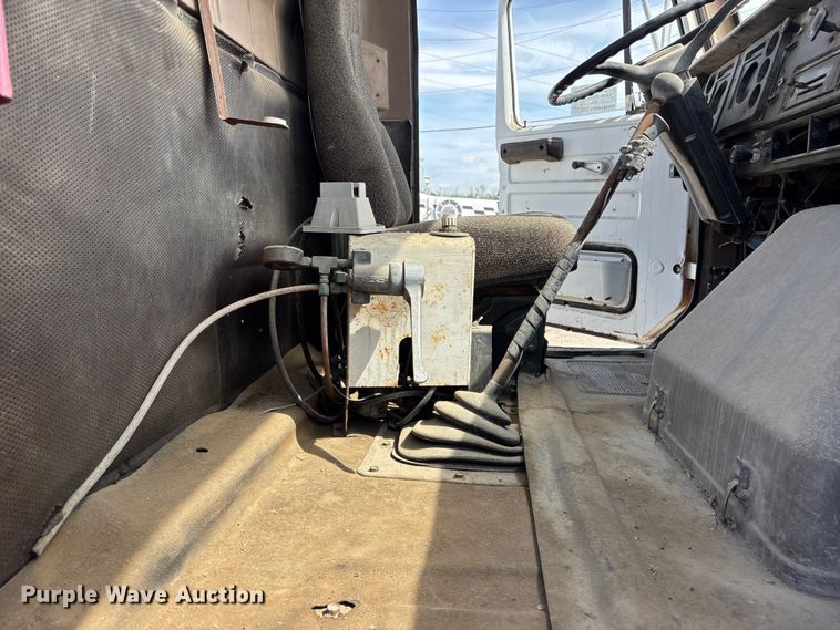 image for item EA4772 1985 International F2574 ready mix truck