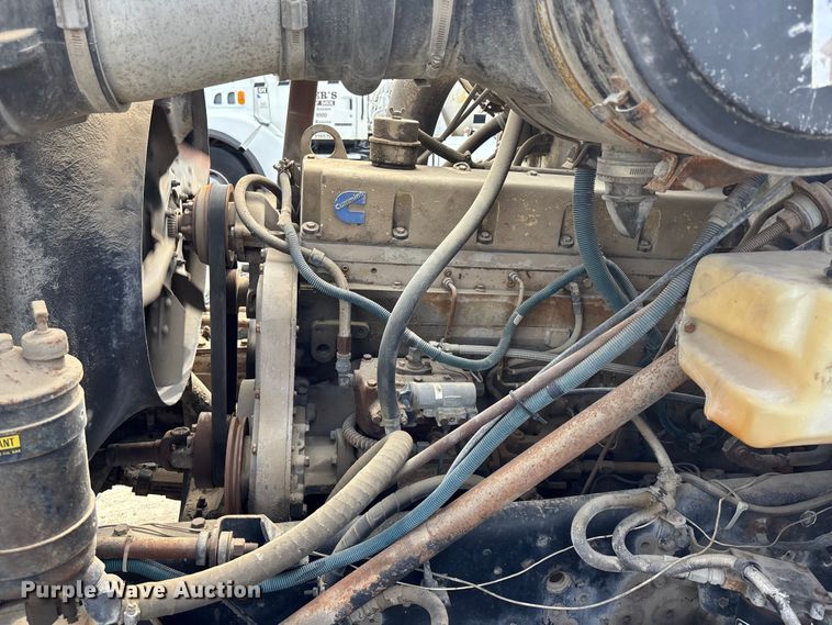 image for item EA4772 1985 International F2574 ready mix truck