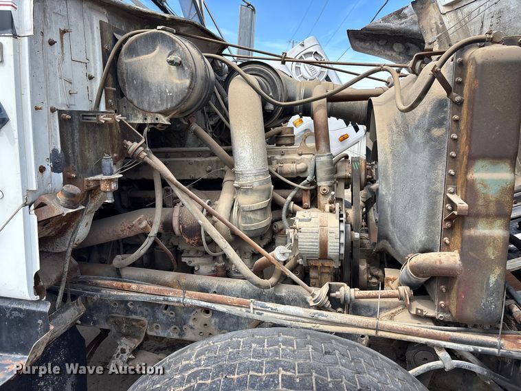 image for item EA4772 1985 International F2574 ready mix truck