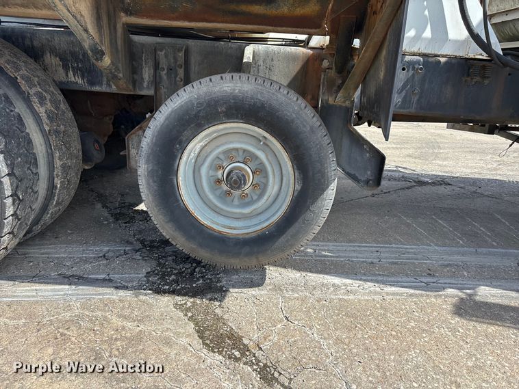 image for item EA4772 1985 International F2574 ready mix truck